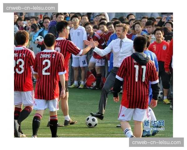 “‘足球进校园’活动：中超球员走进北京多所中小学”