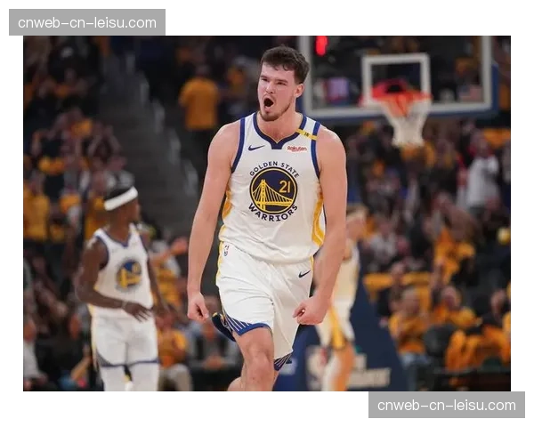 特写：库里命中高难度抛投，随后对替补席做出“晚安”手势