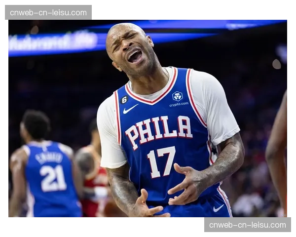 特写：板凳末端的老将PJ·塔克在更衣室动员年轻队友